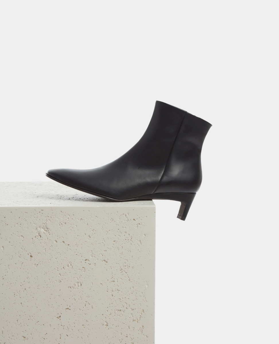 Lightweight Fit Strong material Seta Boot